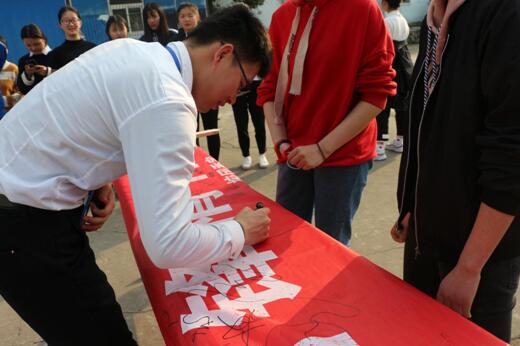 學(xué)雷鋒 共筑美麗幸福家園—我校團(tuán)委組織學(xué)習(xí)雷鋒精神系列活動（一）