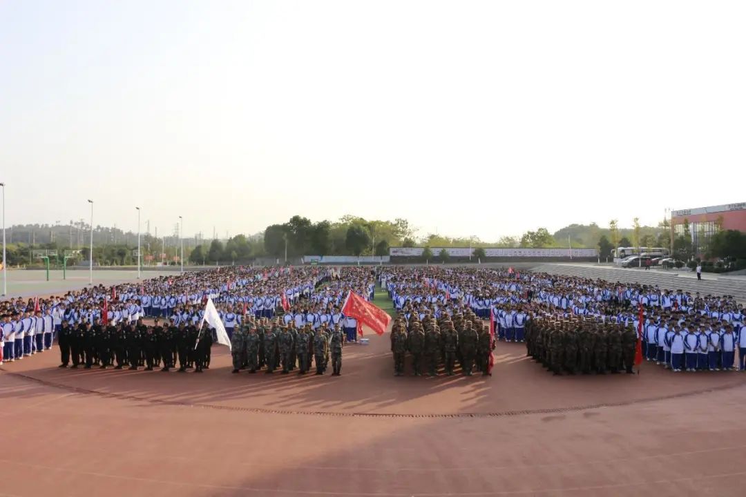 南昌向遠軌道技術(shù)學校舉辦“五老”進校園活動