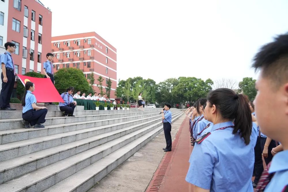 南昌向遠軌道技術(shù)學(xué)校舉行新團員入團宣誓儀式暨五四表彰大會