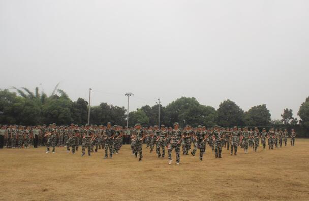 南昌向遠(yuǎn)軌道技術(shù)學(xué)校成功舉辦2016年秋季新生軍訓(xùn)表彰大會(huì)