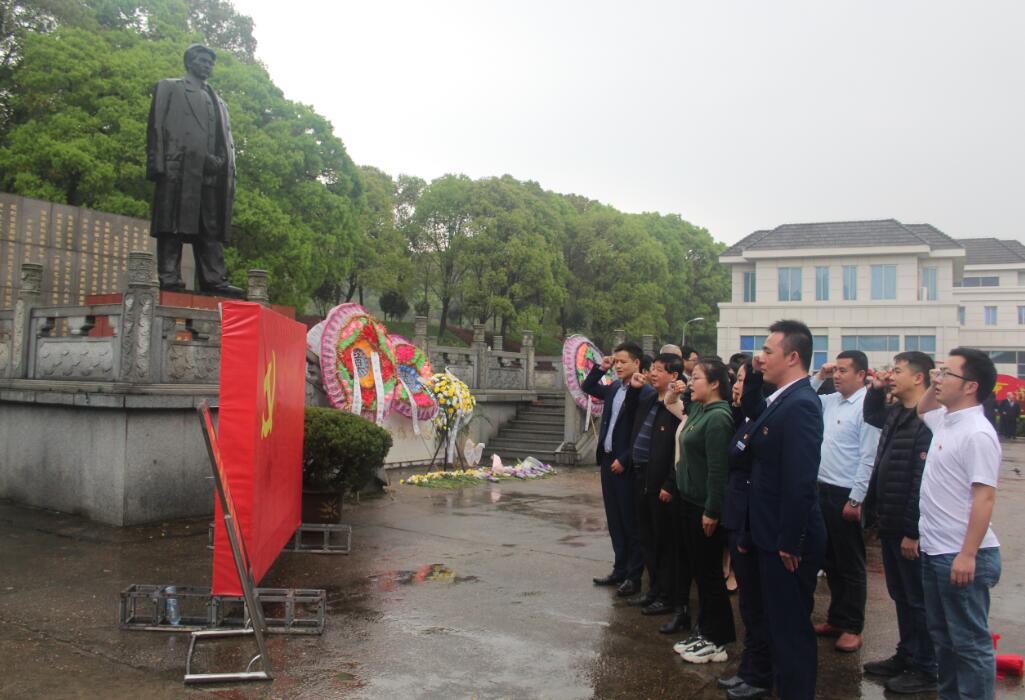 南昌向遠(yuǎn)軌道技術(shù)學(xué)校黨支部開(kāi)展“精神血脈永賡續(xù)，革命薪火代代傳”主題黨日活動(dòng)