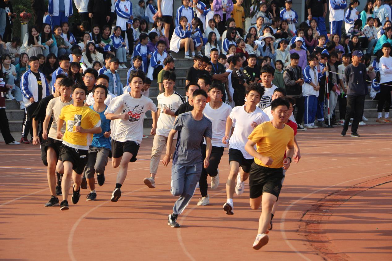 南昌向遠(yuǎn)軌道技術(shù)學(xué)校第十三屆秋季運(yùn)動會之徑賽風(fēng)采